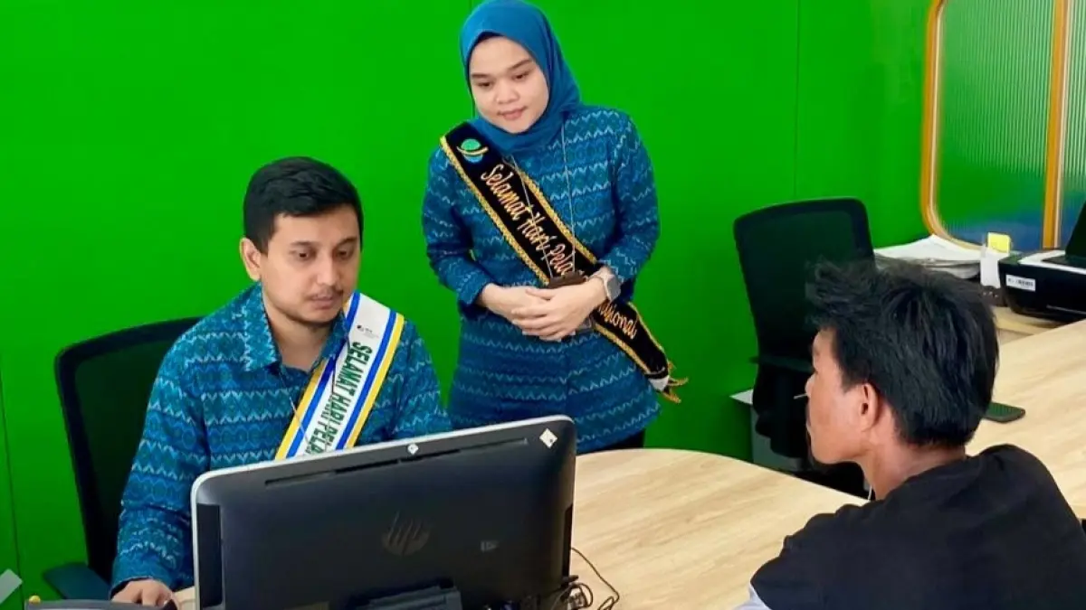 Pegawai BPJS Ketenagakerjaan Labuhanbatu terlihat saat melayani seorang warga di dalam ruangan kantor.