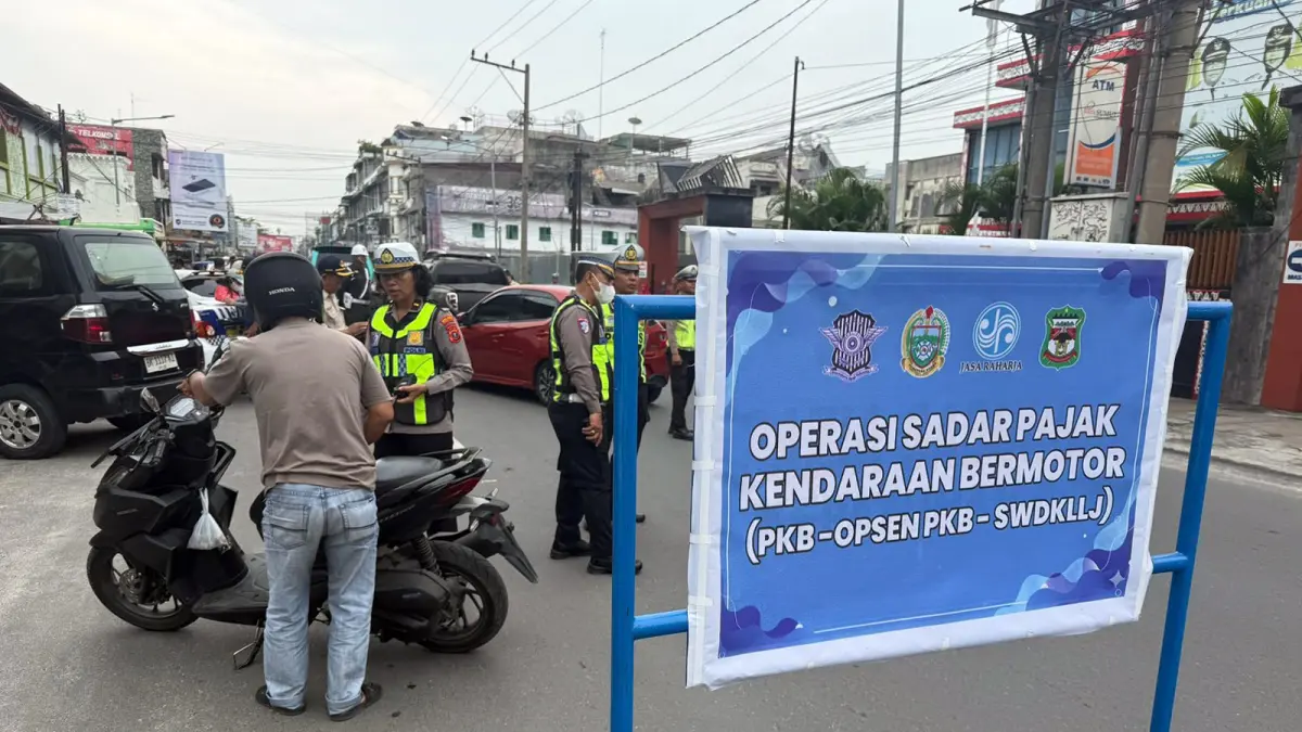 RAZIA PKB: Petugas gabungan memeriksa kendaraan dalam razia Pajak Kendaraan Bermotor di Jalan Merdeka, Pematangsiantar.