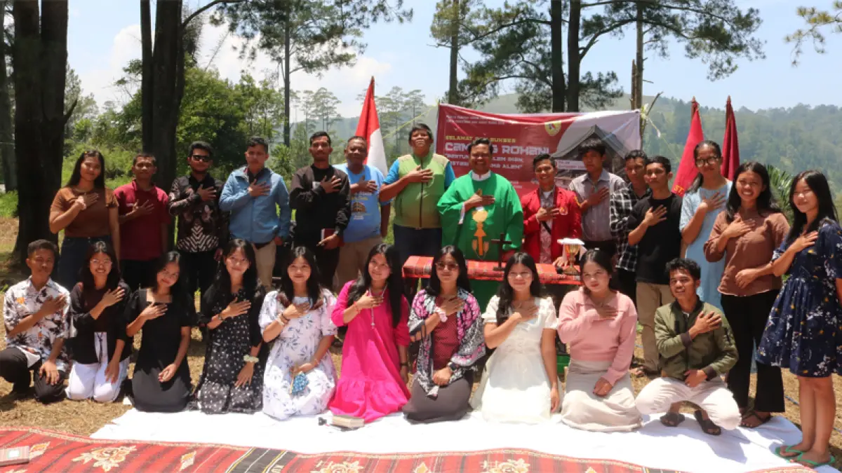 RP Walden Sitanggang OFMCap bersama Perhimpunan Mahasiswa Katolik Republik Indonesia (PMKRI) Cabang Pematangsiantar Santo Fransiskus dari Assisi saat Camping Rohani Tahun 2026.