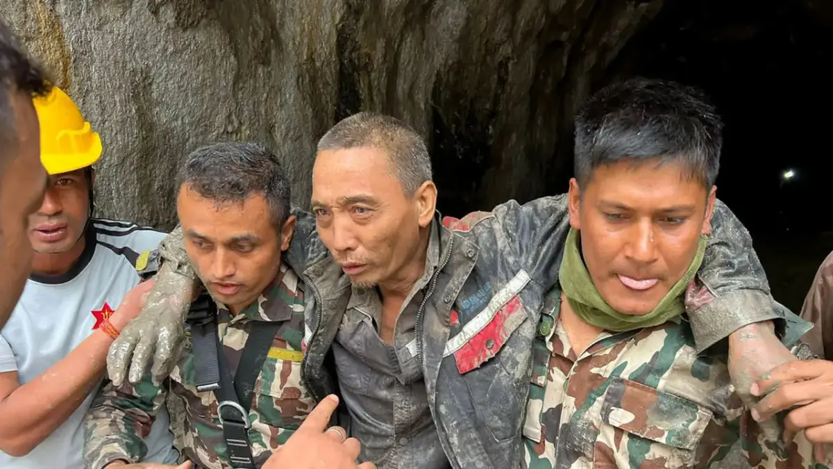 SELAMAT SETELAH 11 HARI: Tim penyelamat mengevakuasi Lu Haitao dari terowongan proyek Upper Trishuli-1 di Nepal setelah 11 hari terjebak akibat banjir dan longsor. 