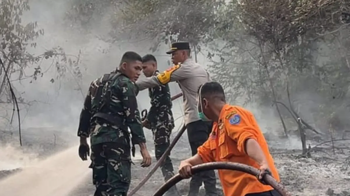 Kapolres Labuhanbatu AKBP Wahyu Endrajaya saat terjun langsung ke lokasi titik api bersama petugas Damkar.