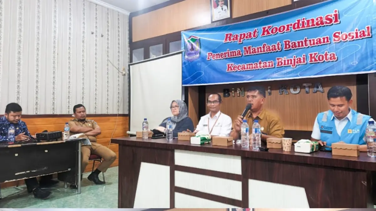 Rapat koordinasi evaluasi penerima manfaat bantuan sosial di Kecamatan Binjai Kota, yang digelar di Aula Kantor Camat Binjai Kota.