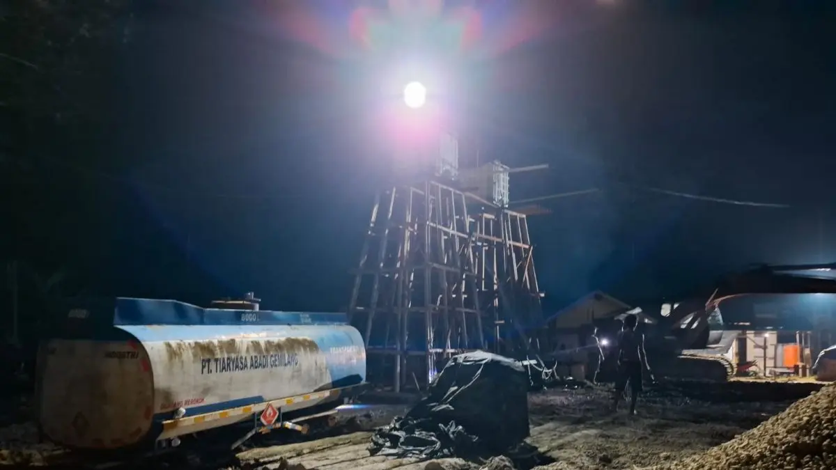 Truk Tanki Pertamina milik perusahaan PT Tiaryasa Abadi Gemilang, berada di lokasi proyek revitalisasi SMAN Unggulan Sukma Nias, Diduga memasok solar subsidi.
