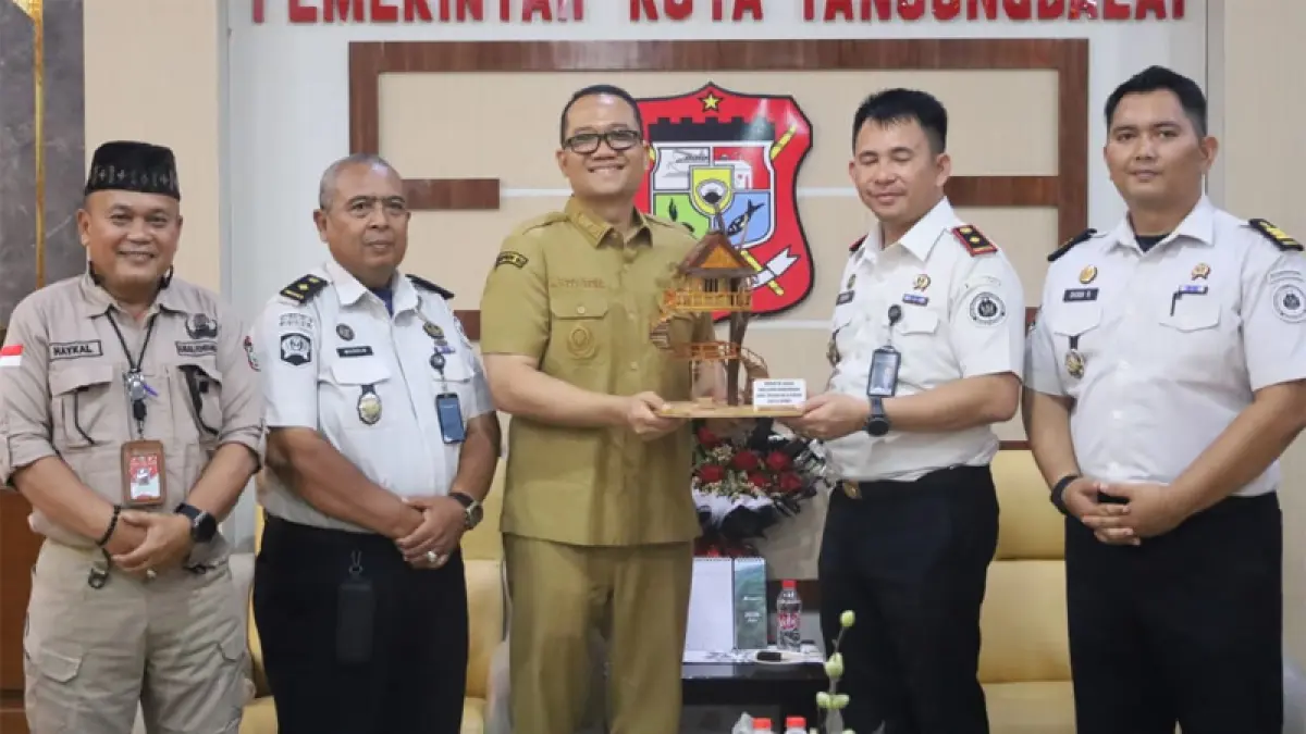 Wali Kota Tanjungbalai Mahyaruddin Salim didampingi Sekretaris Daerah Nurmalini Marpaung dan &nbsp;Kalapas Kelas IIB TBA Pulau Simardan Refin Tua Simanullang.