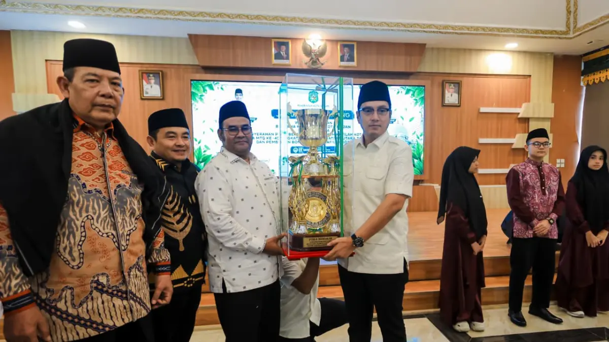 Wali Kota Medan Rico Tri Putra Bayu Waas menerima Piala Bergilir Juara Umum MTQ ke-40 tingkat Provinsi Sumatera Utara dari Ketua Harian LPTQ Kota Medan Damri Tambunan di Rumah Dinas Wali Kota Medan, Rabu (9/9/2026). Rico juga menyerahkan bonus Rp145 juta kepada Kafilah Kota Medan.