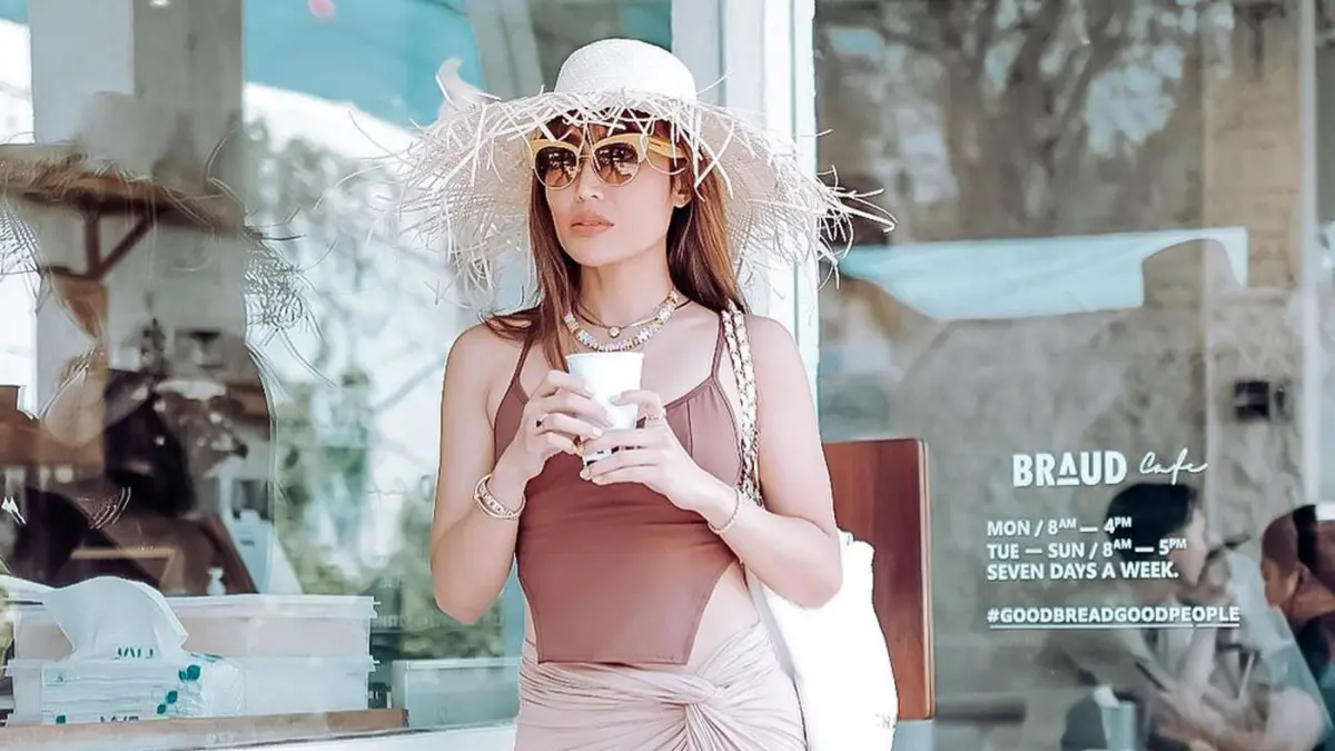 Ayu Dewi. Penutupan Bandara Soekarno-Hatta akibat abu vulkanik membuat Ayu Dewi menempuh perjalanan darat dari Bali menuju Jakarta tepat di hari ulang tahunnya.