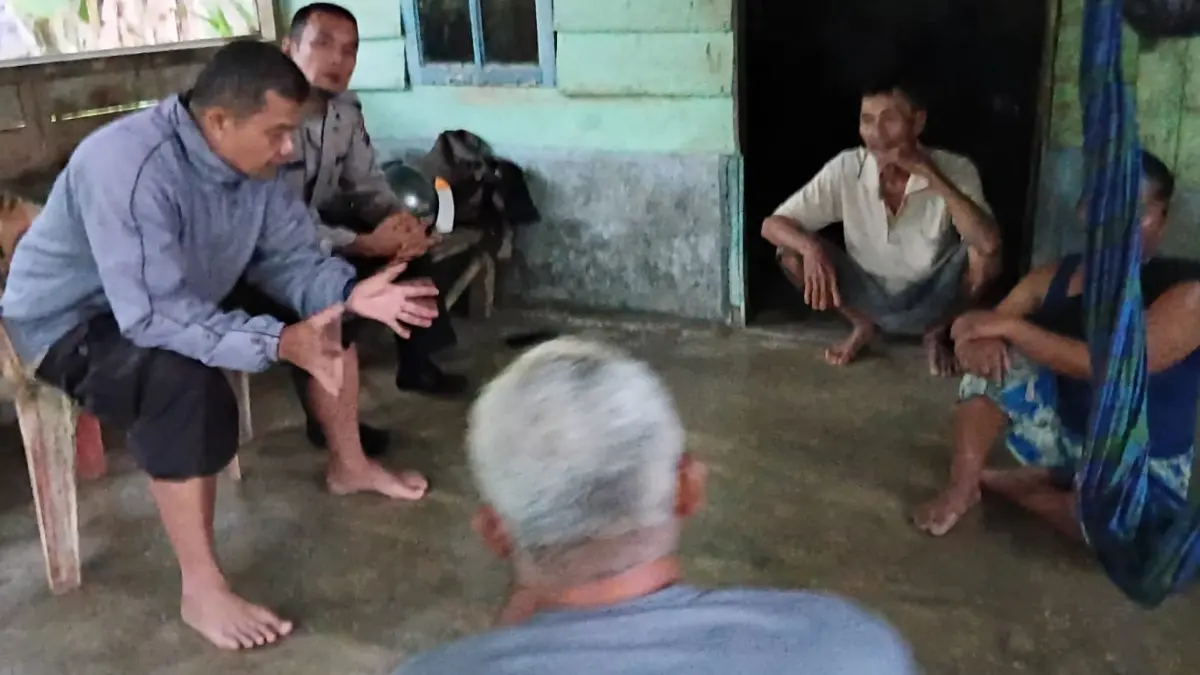 Bhabinkamtibmas Polsek Silou Kahean bersama guru mendatangi orang tua dua murid SD yang lama tidak bersekolah untuk memberikan pendampingan dan motivasi. 