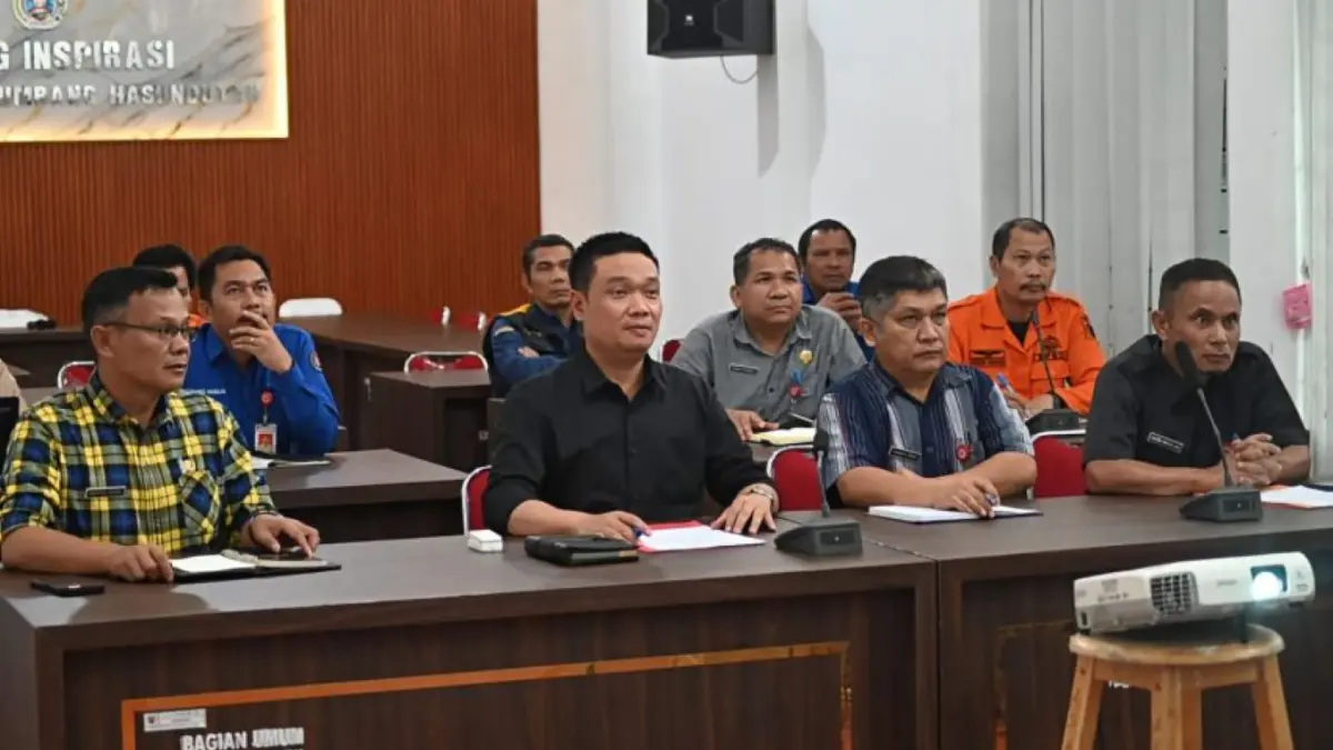 Bupati Humbahas Oloan P Nababan bersama jajaran dinas terkait mengikuti rapat koordinasi secara daring membahas bantuan pembangunan huntap bagi masyarakat terdampak bencana, dipandu Mendagri Tito Karnavian, Selasa (892026).