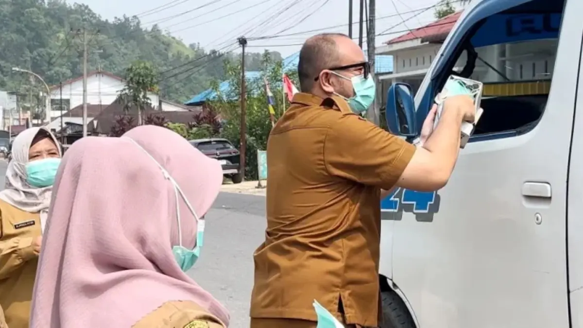Dinkes Tapanuli Tengah membagikan masker gratis dan menyiagakan seluruh Puskesmas sebagai langkah antisipasi dampak erupsi dan abu vulkanik Gunung Anak Krakatau. 