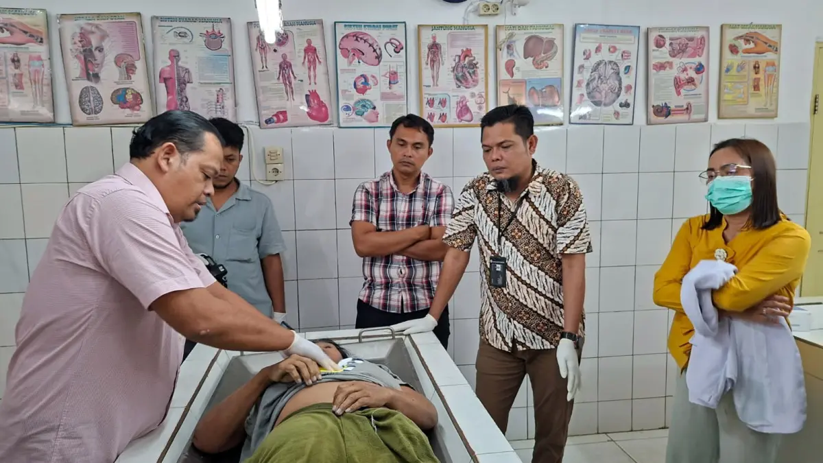 Jenazah Tiorna Haloho saat berada di RSUD dr Djasamen Saragih Pematangsiantar untuk menjalani pemeriksaan medis. 