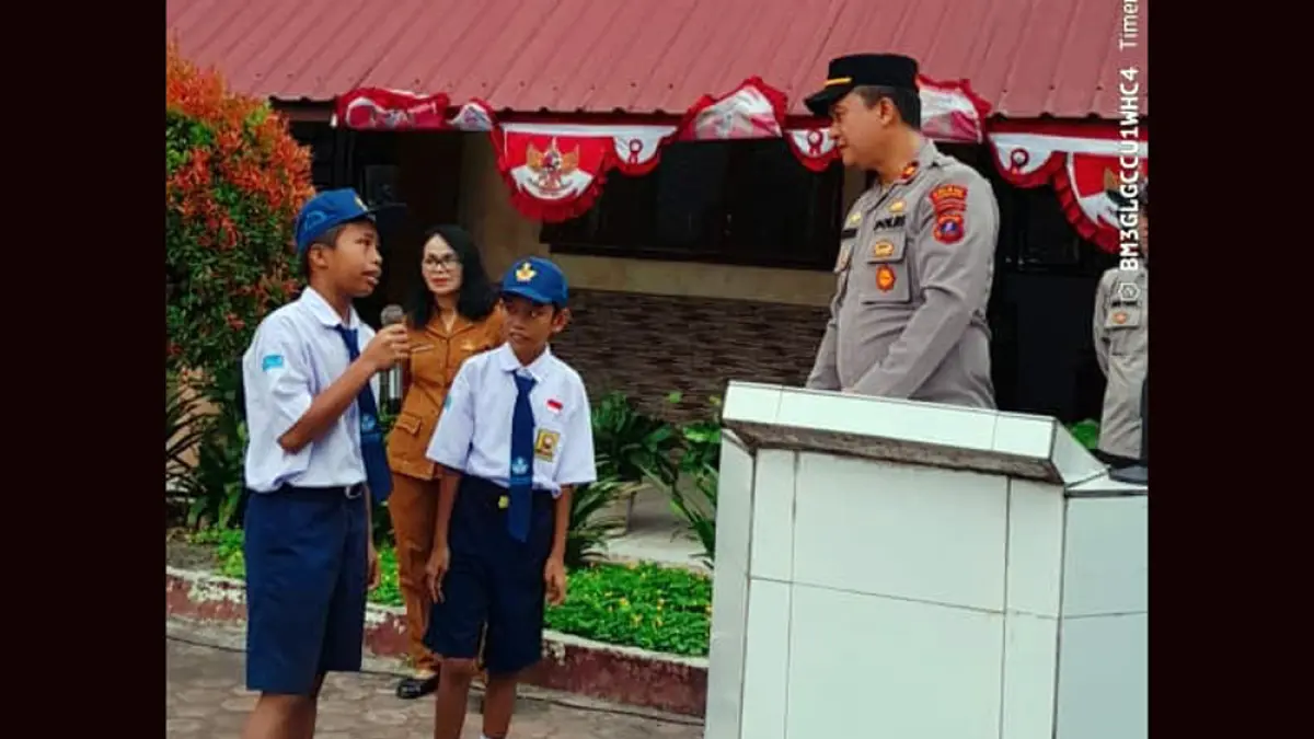 Kapolsek Siantar Timur Iptu Chandra Ritonga menjadi pembina upacara dalam kegiatan Police Goes to School di SMPN 1 Pematangsiantar. 