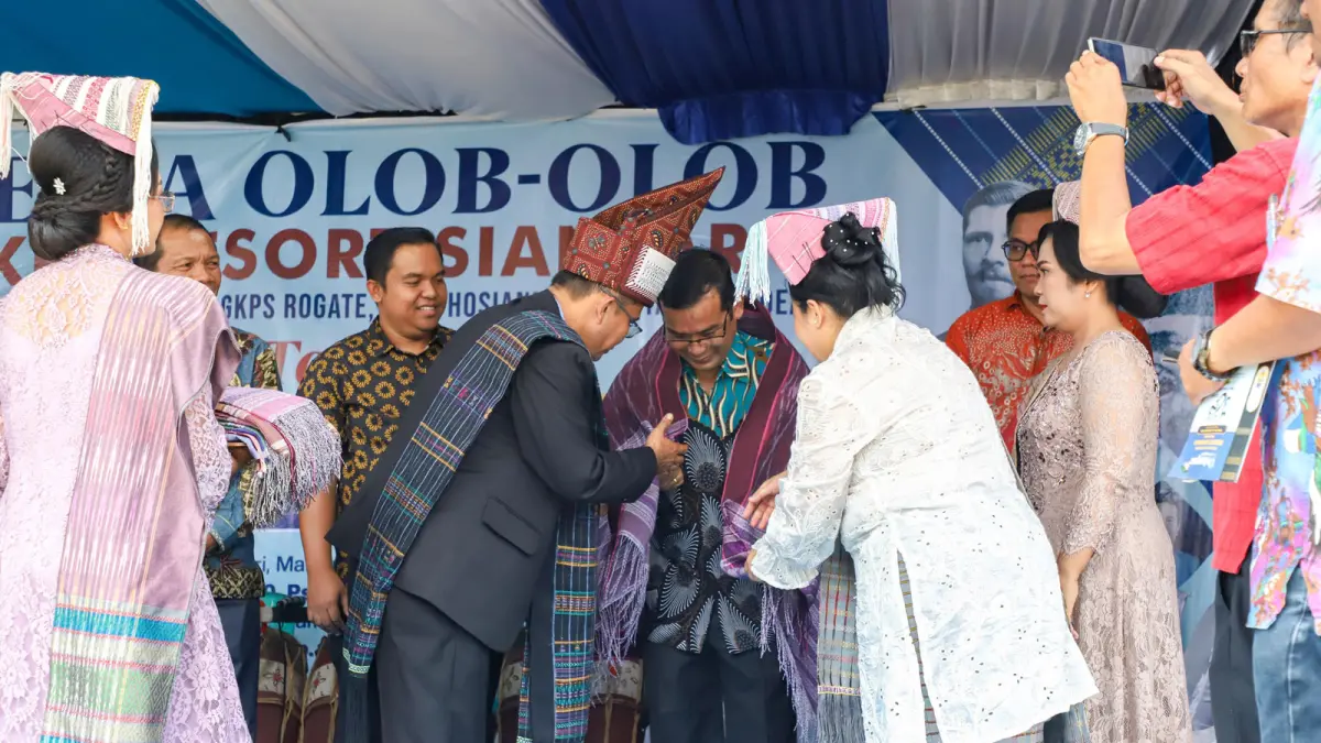 Kepala Disdukcapil Pematangsiantar Sudarsono Darwin Tamba Sipayung mewakili Wali Kota Wesly Silalahi menghadiri Pesta Olob-olob GKPS Resort Siantar II Tahun 2026. 