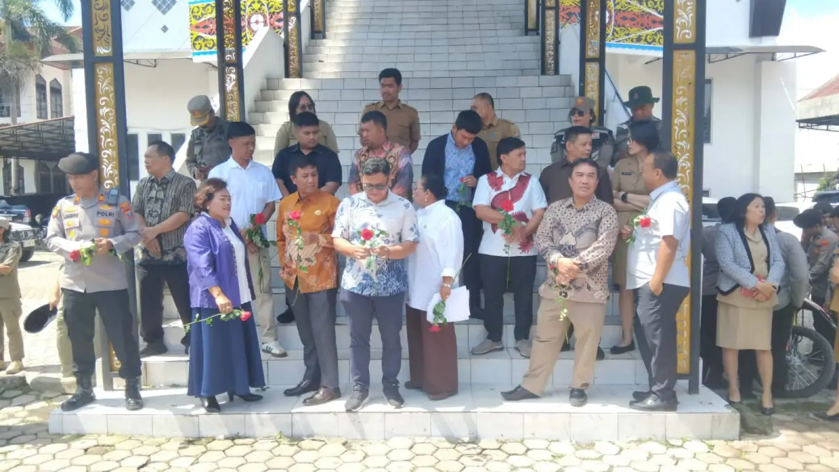 Massa Aliansi Masyarakat Karo Anti Korupsi (AMKAK) menggelar aksi di Kantor Bupati Karo, Selasa (8/9/2026), mendesak pengusutan dana CSR dan BDLUT pengungsi Sinabung.