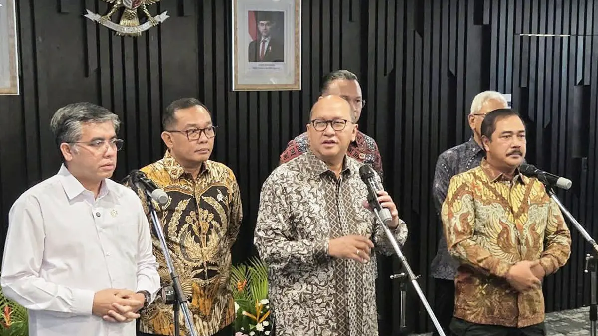 Menteri Ketenagakerjaan Yassierli, Menteri Imigrasi dan Pemasyarakatan Agus Andrianto, serta Menteri Investasi dan Hilirisasi/Kepala BKPM Rosan P Roeslani menandatangani dua SKB integrasi perizinan TKA di Jakarta.