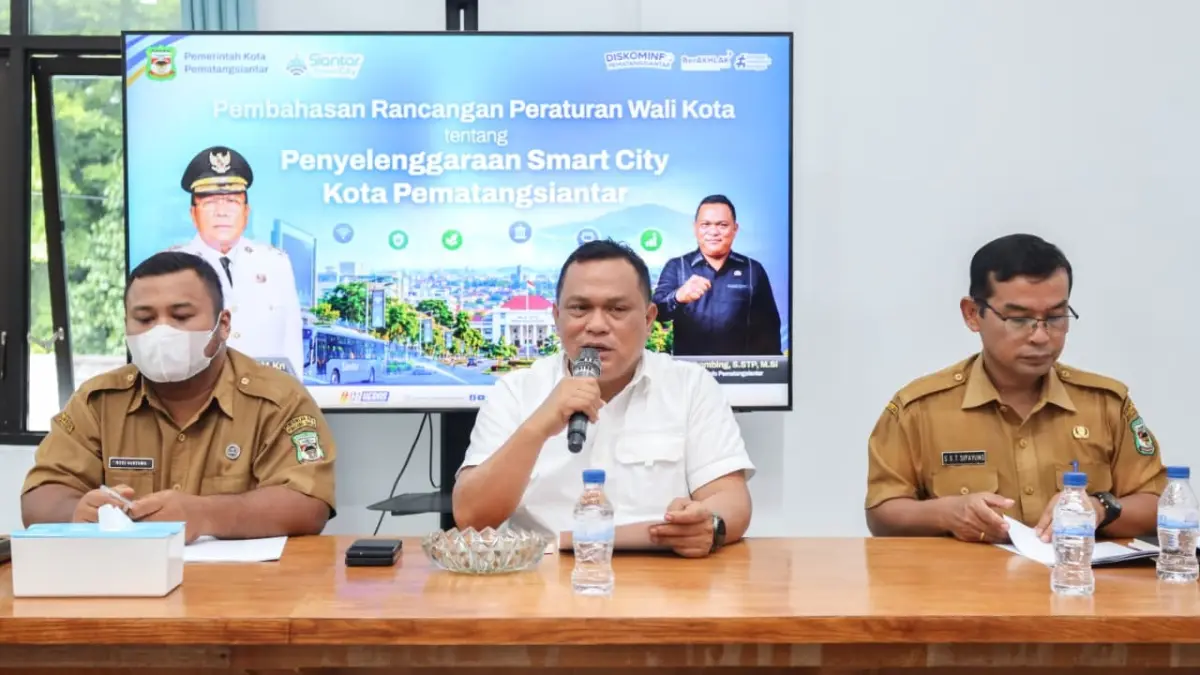 Pembahasan rancangan Peraturan Wali Kota tentang Penyelenggaraan Pematangsiantar Smart City di Aula Dinas Kominfo Pematangsiantar. 