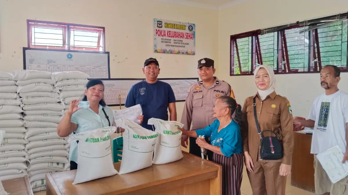 Pendistribusian bantuan pangan berupa beras kepada warga Kelurahan Bah Sorma, Kecamatan Siantar Sitalasari, Pematangsiantar. 