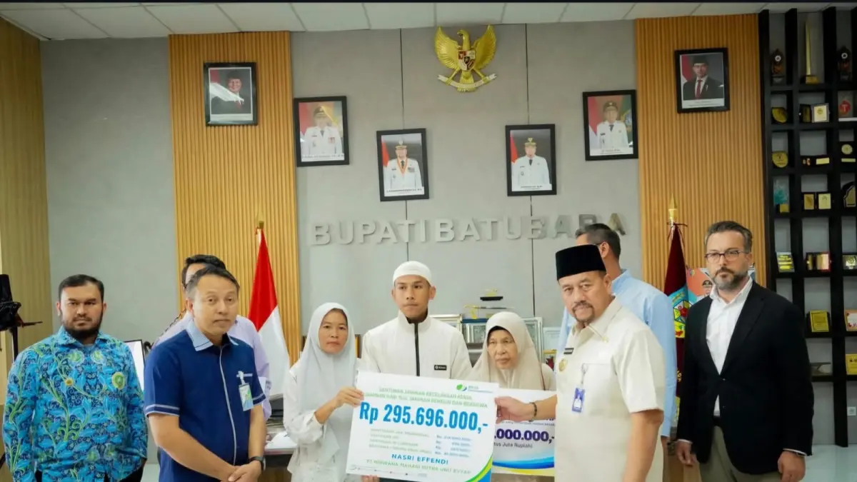 Penyerahan santunan dari BPJS Ketenagakerjaan kepada ahli waris korban kebakaran PT Evyap Sabun Indonesia.