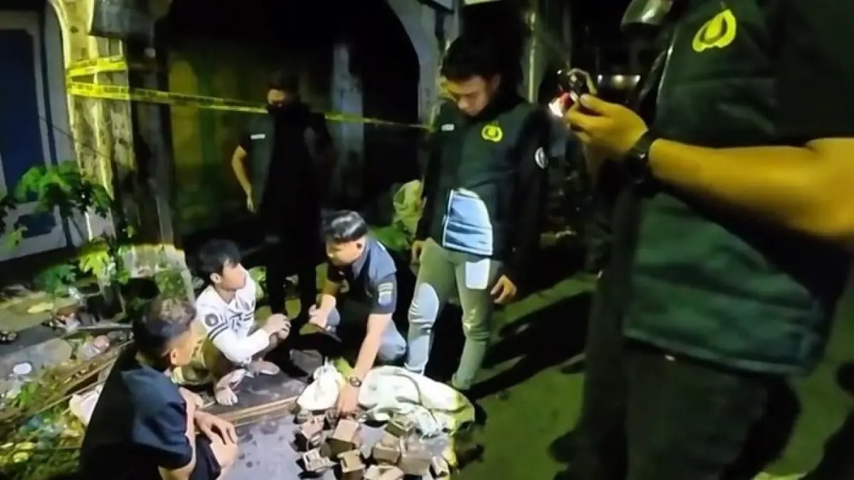 Personel polisi memergoki dua pria yang diduga mencuri besi dan trafo di ruko bekas kebakaran di Jalan Bandung, Pematangsiantar. 