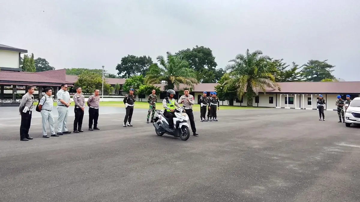 Sosialisasi safety riding dan keselamatan berlalu lintas kepada personel Korem 022/PT di Aula Korem 022/PT. 
