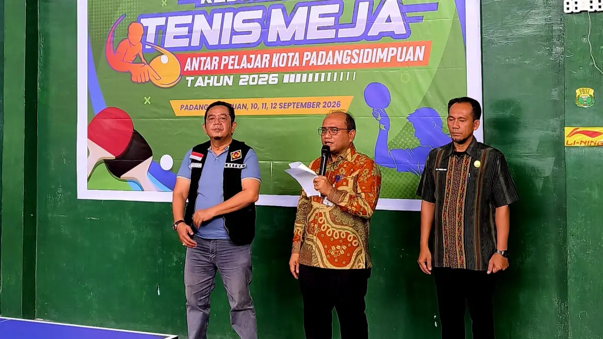 Wali Kota Letnan Dalimunthendidampingi Ketua KONI dan wakil dari Dinas Pendidikan dalam pembukaan kejuaraan tenis meja antar pelajar, Kamis (10/9/2026) di GOR Kasmia, Silandit, Psp Selatan. (Samman/MetroDaily)
