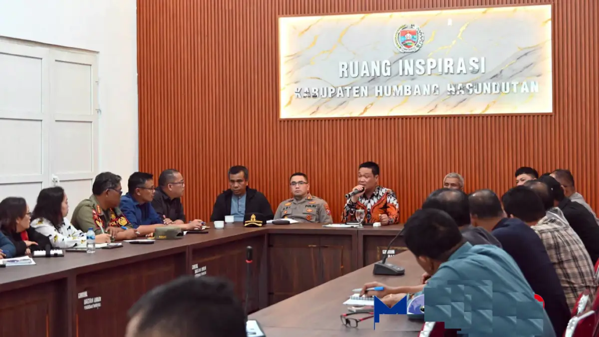 Bupati Humbahas Oloan Paniaran Nababan memimpin rapat koordinasi bersama Forkopimda membahas persoalan Raja Bius Matiti dan Pomparan Op. Patar Munthe di Humbahas, Sabtu (12/9/2026).