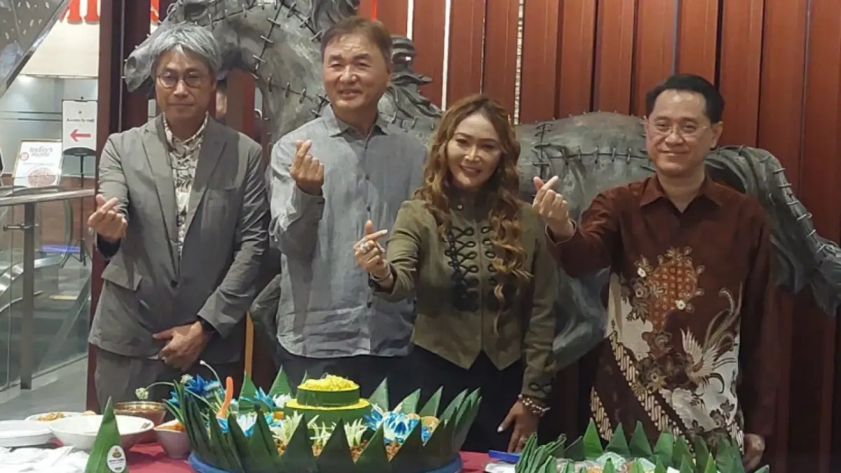 Inul Daratista memperluas bisnisnya dengan membuka restoran Korea Min Sok Chon yang menawarkan hidangan khas Korea dan fasilitas karaoke Inul Vizta.