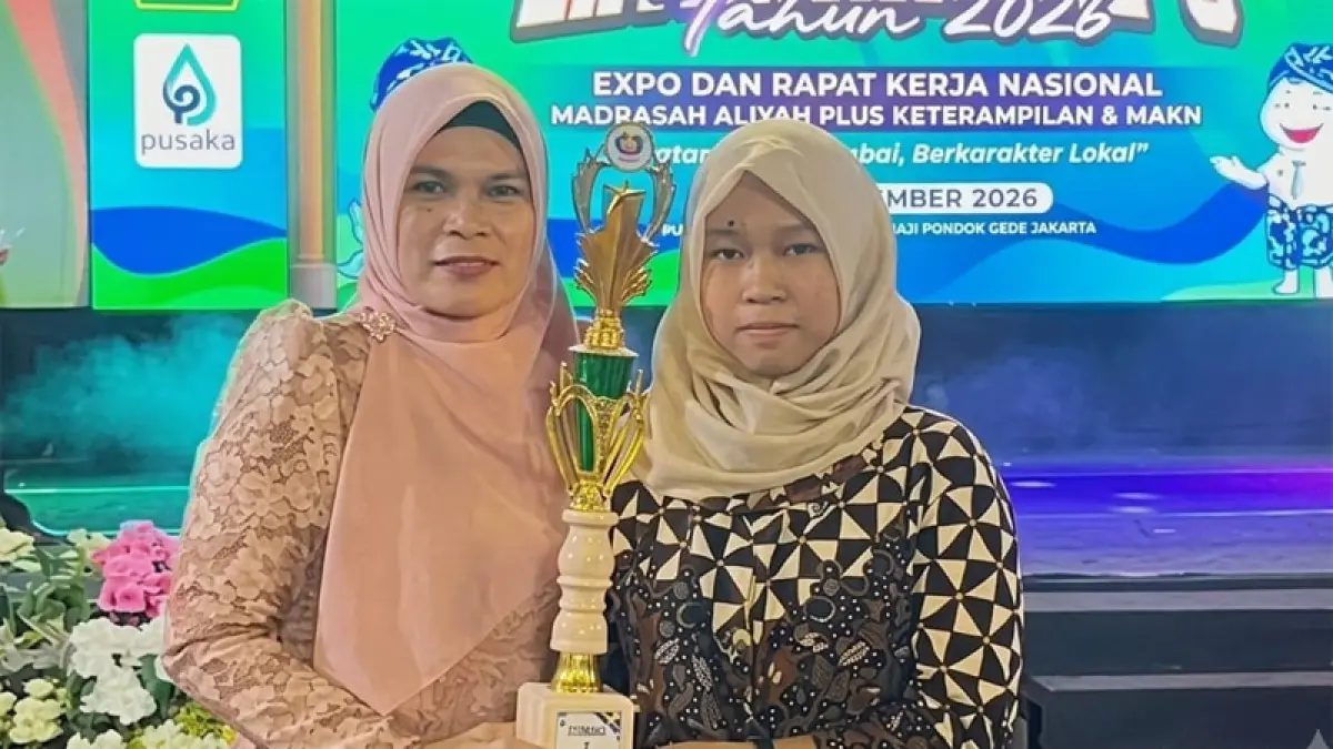 Siswa MAN 2 Labura, Zahra Fuadi Nasution, meraih Juara I Kategori Desain Grafis Poster pada ajang nasional EXTRANAS ke-8 se-Indonesia.