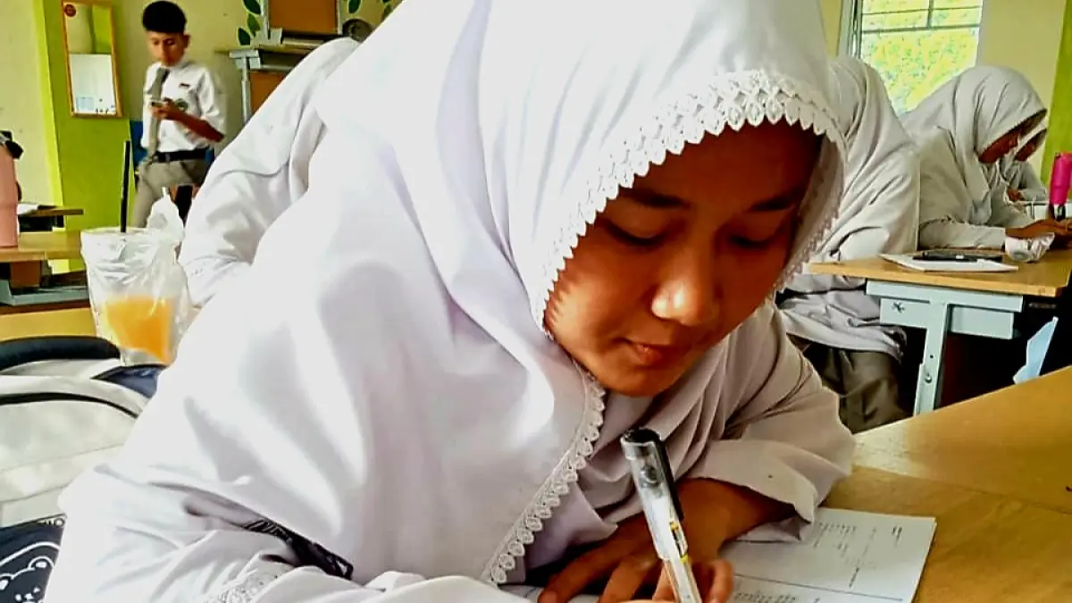 Nafiza saat mengisi jawaban soal di sekolahnya MAN 2 Bukittinggi, Sumbar. (Ist)
