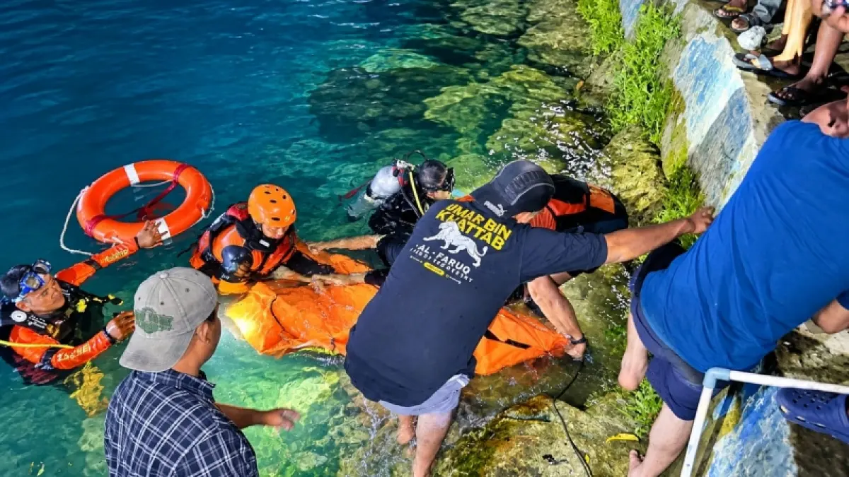 Personel Pos SAR Danau Toba mengevakuasi korban tenggelam di objek wisata PAS Sungai Lobang, Nagori Kerasaan, Simalungun.