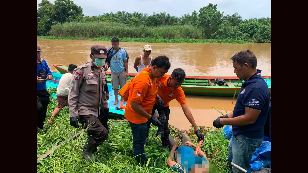 Evakuasi jenazah Ranizanto Tafonao yang ditemukan terapung di aliran sungai Desa Lumut Maju, Tapteng.