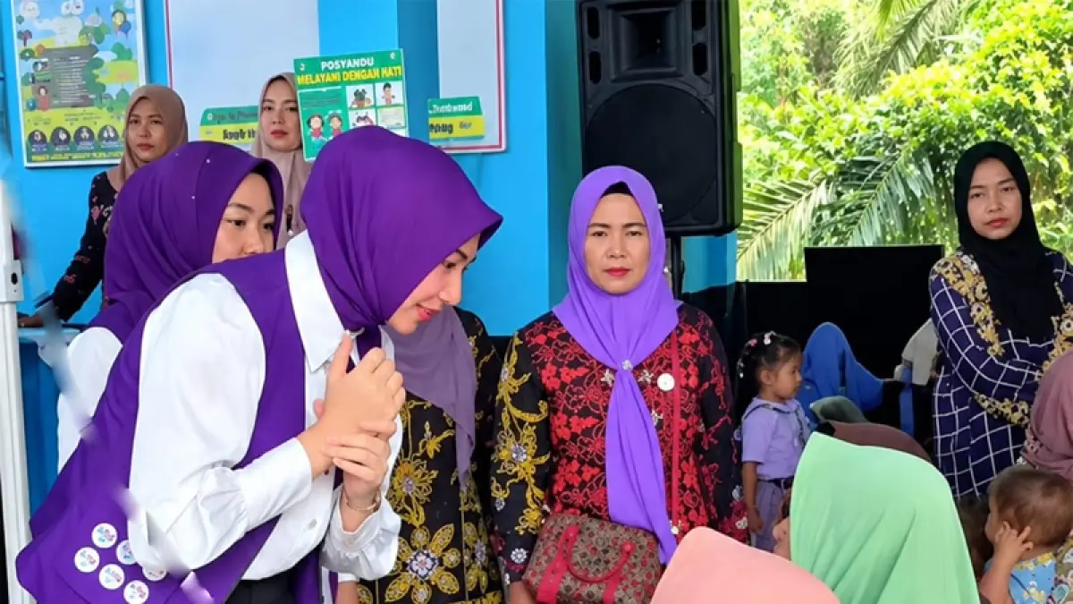 Ketua Tim Penggerak PKK Labura, Ny. dr. Rama Dhona Hendriyanto Sitorus, mengunjungi Posyandu Melati di Desa Ujung Padang.