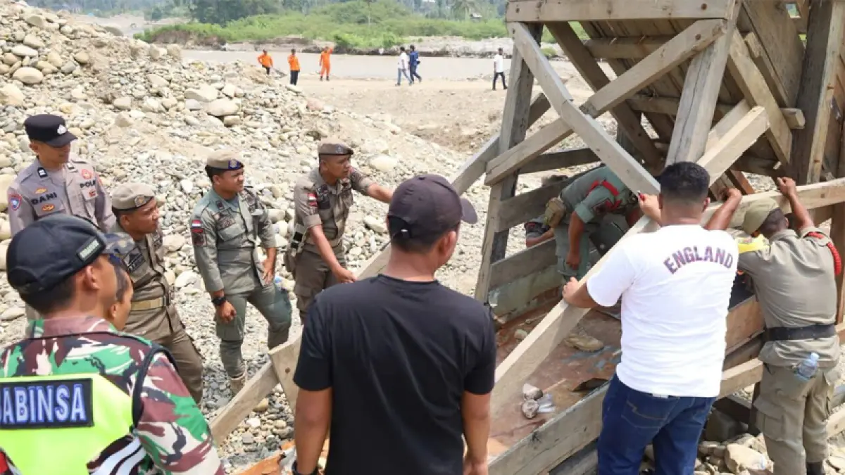 Operasi Satuan Tugas Tim Terpadu Penanganan Pertambangan Tanpa Izin (Satgas PETI) Madina mengamankan 3 mesin dongpeng di DAS Batang Gadis.