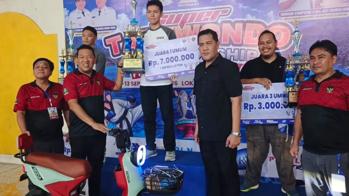 Penyerahan hadiah kepada pemenang Super Taekwondo Championship 2026 Piala Wali Kota Sibolga.