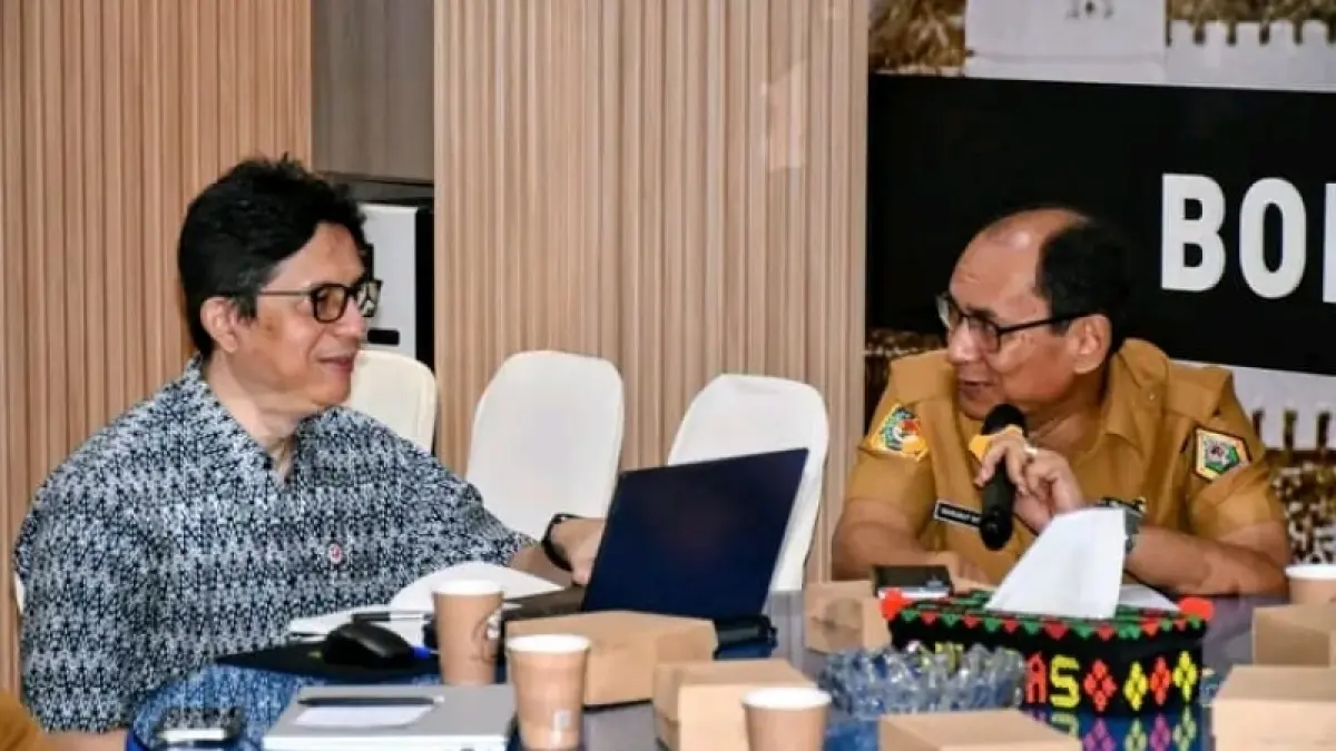 Sekdakab Samosir Marudut Tua Sitinjak bersama Kepala BI Sumut Yulian Zifar Ayustira dalam pembahasan kajian KEK Danau Toba.