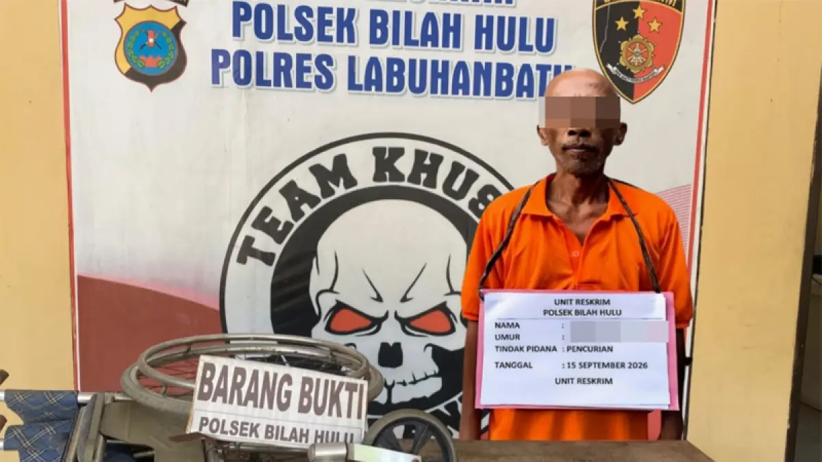 Tersangka saat diamankan polisi.