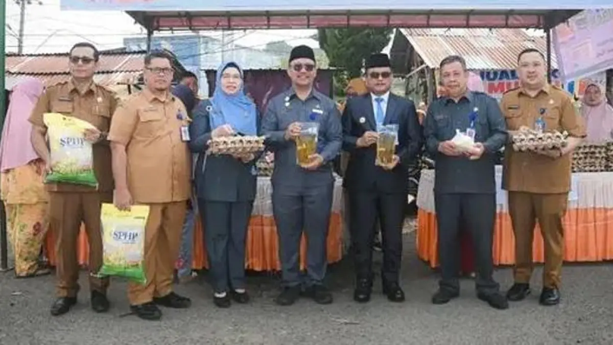 Wali Kota Padangsidimpuan, H. Letnan Dalimunthe, bersama Sekda Kota H.Rahmat Marzuki memantau kegiatan GPM di Pasar Saroha.