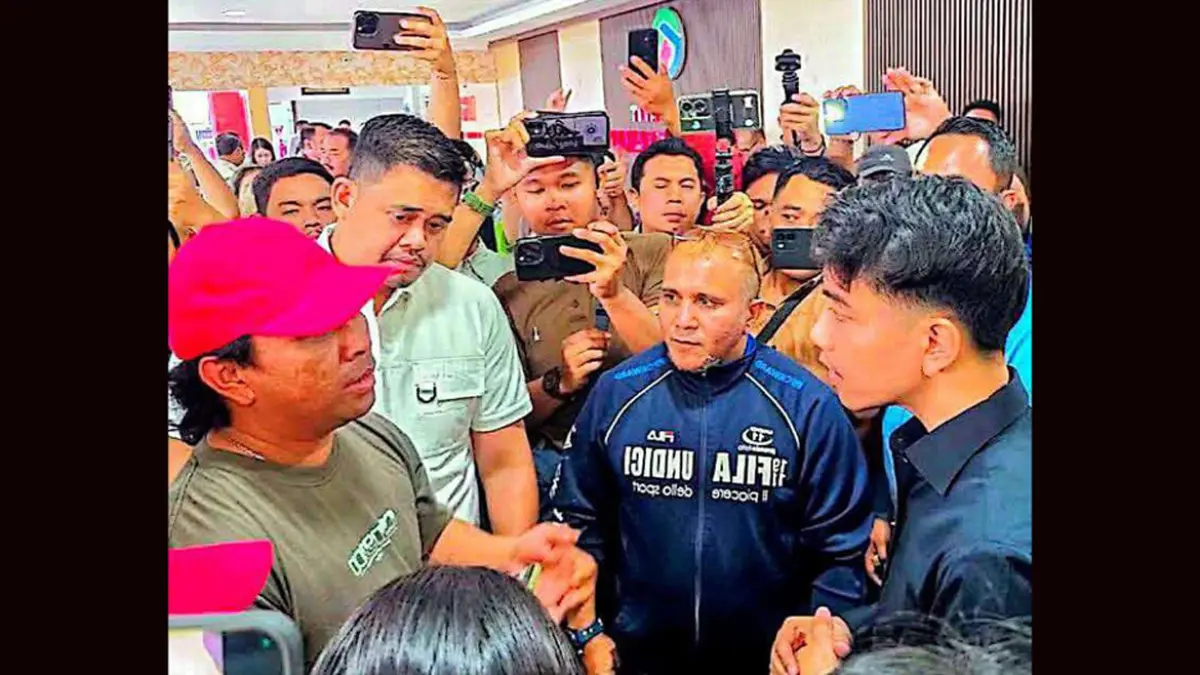 Wapres Gibran Rakabuming Raka berbincang dengan orang tua siswa korban keracunan MBG saat mengunjungi RS Efarina Etaham, Karo.