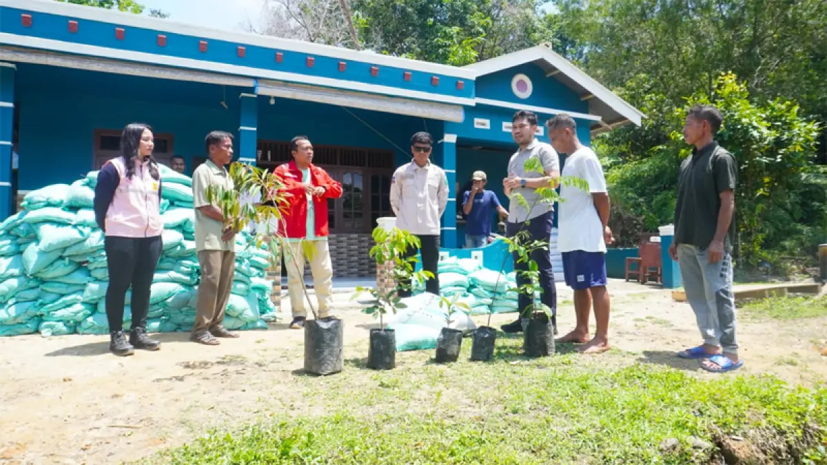 Asman Administrasi PLN Indonesia Power UBP Labuhan Angin, Bongot Tua Sinaga, didampingi Team Leader Lingkungan Milli Rizki Handoko dan Officer CSR & Humas S. Kevin Siallagan saat menyerahkan bibit pohon produktif kepada Poktan Indah Subur. (Darwis Halawa/MetroDaily)