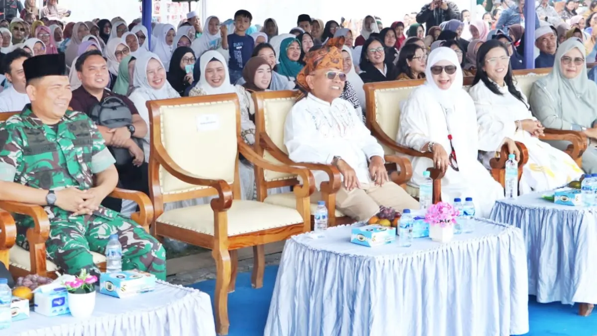 Bupati Simalungun Anton Achmad Saragih bersama warga dalam peringatan Maulid Nabi Muhammad SAW di Tapian Dolok, Selasa (15/9).