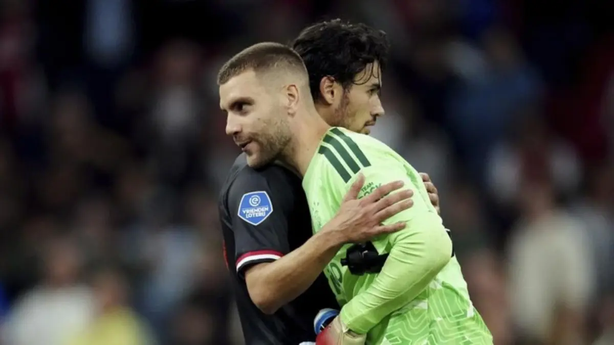 Marten Paes dan Nathan Tjoe-A-On berduel di Johan Cruijff Arena saat Ajax mengalahkan Willem II 5-1 dalam lanjutan Liga Belanda.