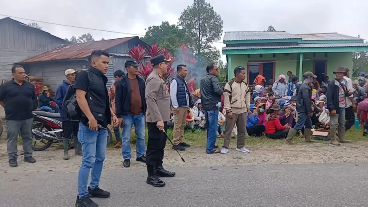 Polisi mengamankan lokasi perusakan rumah warga dan belasan kendaraan di Desa Matiti II, Dolok Sanggul, Humbahas, Sabtu (12/9/2026).