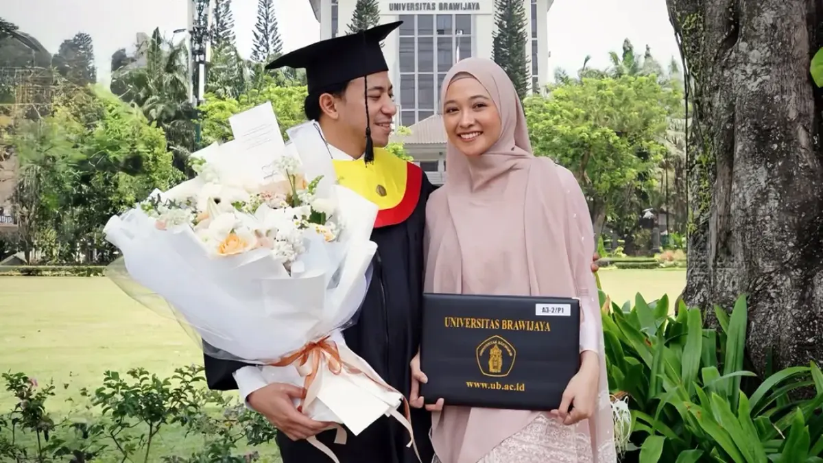 Poppy Bunga merayakan kelulusan suaminya, Dr Mohammad Fattah Riphat, yang resmi meraih gelar doktor dari Universitas Brawijaya.