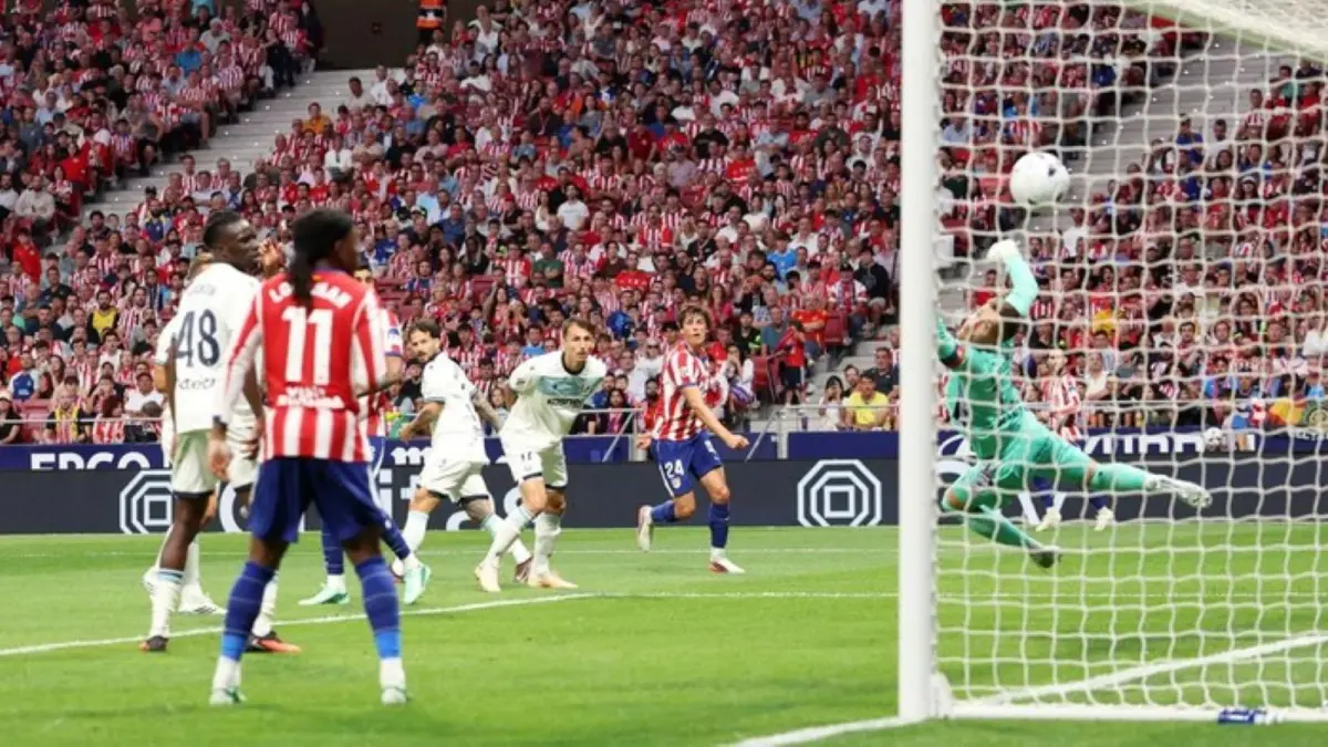 Jonathan David merayakan gol pembuka Atletico Madrid saat mengalahkan Osasuna 4-0 dalam lanjutan LaLiga di Riyadh Air Metropolitano.