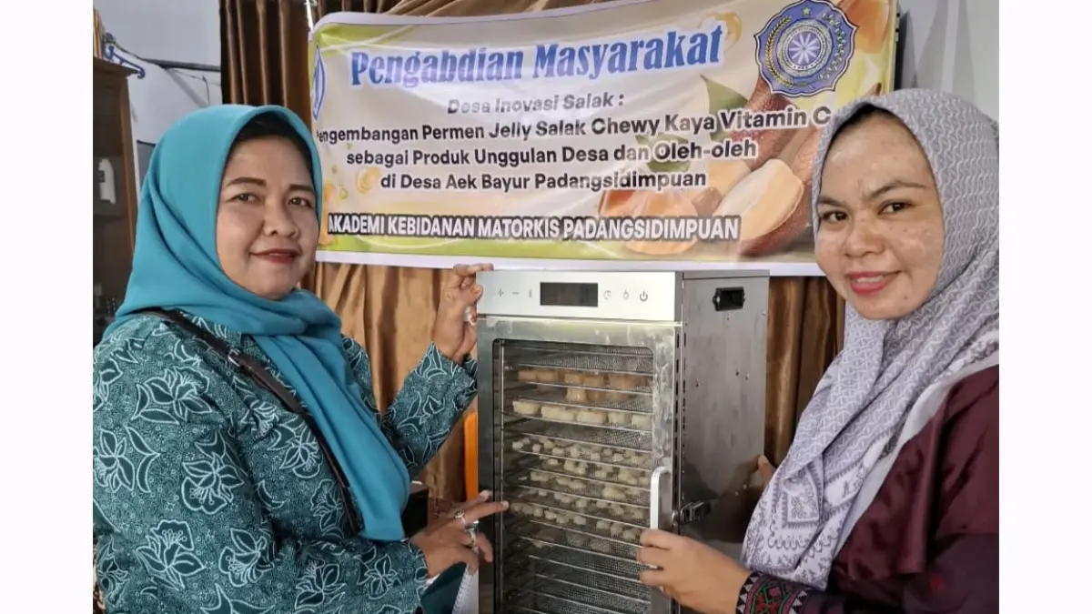 Ketua PKK Aek Bayur Rosima Marito dan pimpinan Akbid Matorkis menunjukkan proses pengolahan salak menjadi permen jelly di Desa Aek Bayur, Padangsidimpuan.