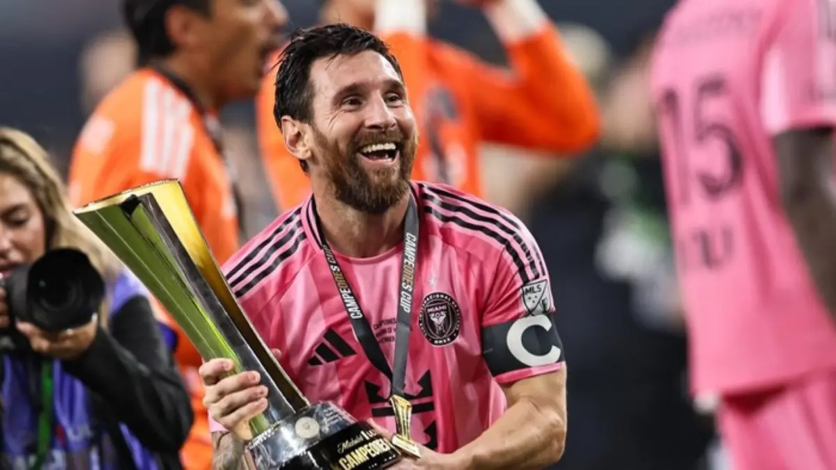 Lionel Messi mengangkat trofi Campeones Cup 2026 setelah membawa Inter Miami mengalahkan Cruz Azul 2-0. Messi mencetak gol ke-100 untuk klub.