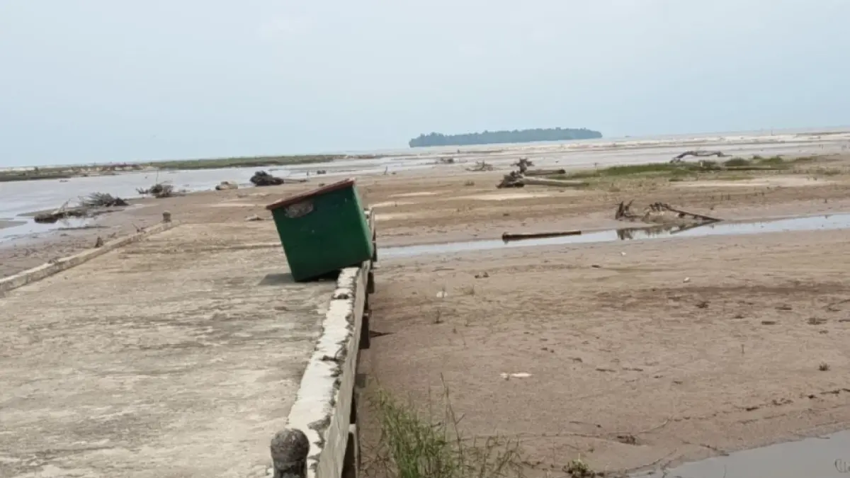 Muara Pasar Sorkam, Kecamatan Sorkam Barat, Tapteng, mengalami pendangkalan akibat endapan pasir yang mengganggu aktivitas nelayan. Foto diambil Rabu (16/9/2026).