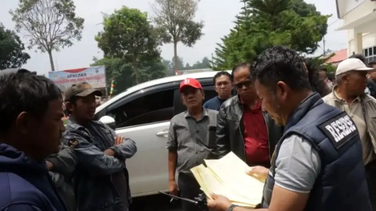 Personel Polda Sumut mengecek lokasi perusakan di Desa Matiti II, Kecamatan Doloksanggul, Humbahas, Sabtu (12/9/2026).