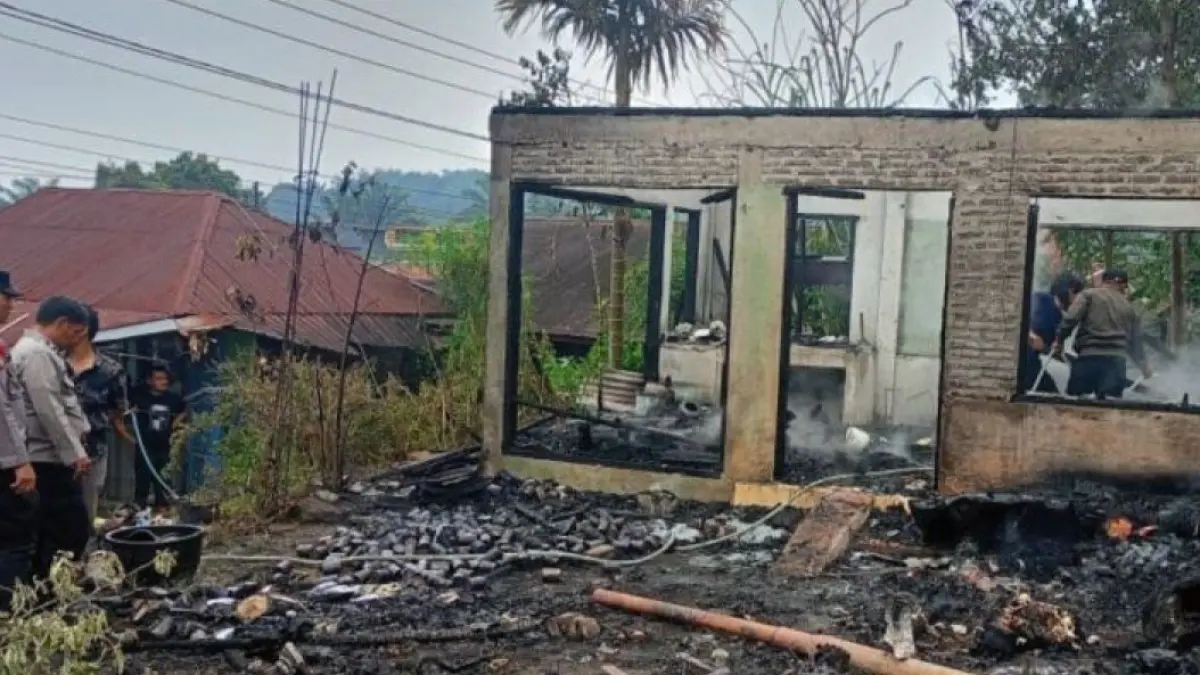 Puing-puing rumah milik Ahmad Sarpin Harahap di Desa Gunung Tua Baringin, Tapsel, setelah terbakar diduga akibat korsleting listrik.