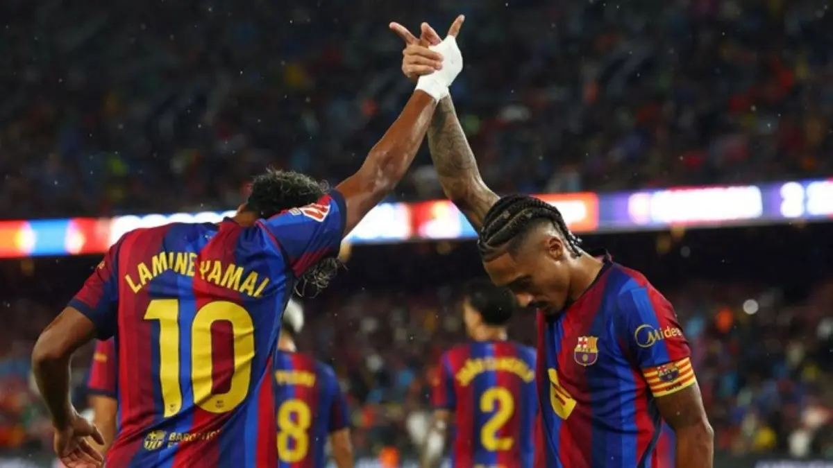 Raphinha mencetak hat-trick saat Barcelona membantai Racing Santander 7-2 dalam lanjutan LaLiga di Camp Nou.