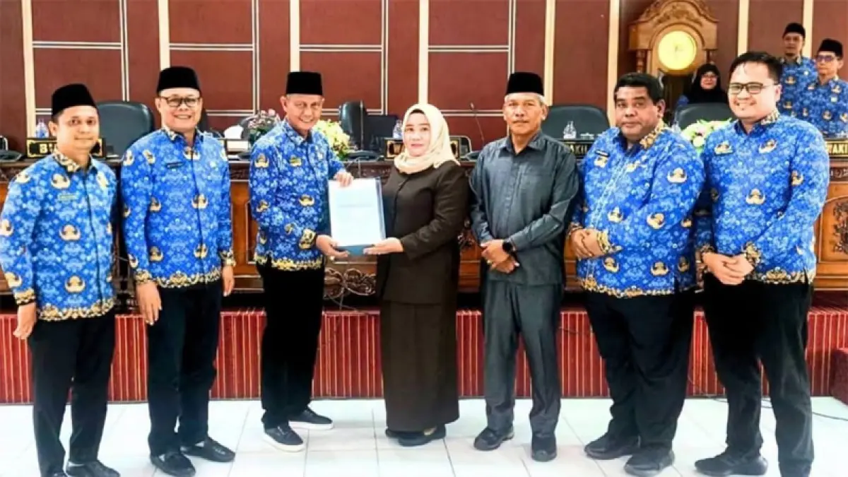 Asisten I Drs. Sarimpunan Ritonga, M.Pd (tengah) saat menyerahkan nota Ranperda tahun 2026.